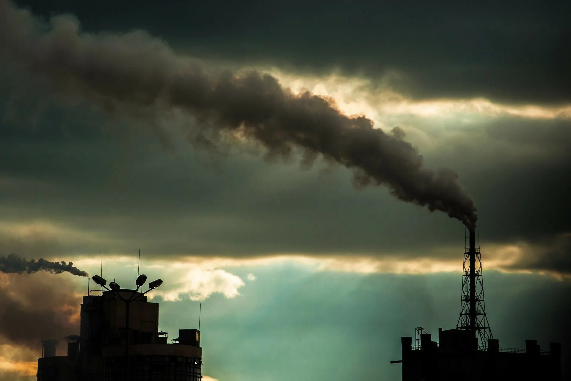 This pollution is gathered in clouds. Загрязненное небо. Загрязнение облаков. Грязное небо. Загрязненные облака.