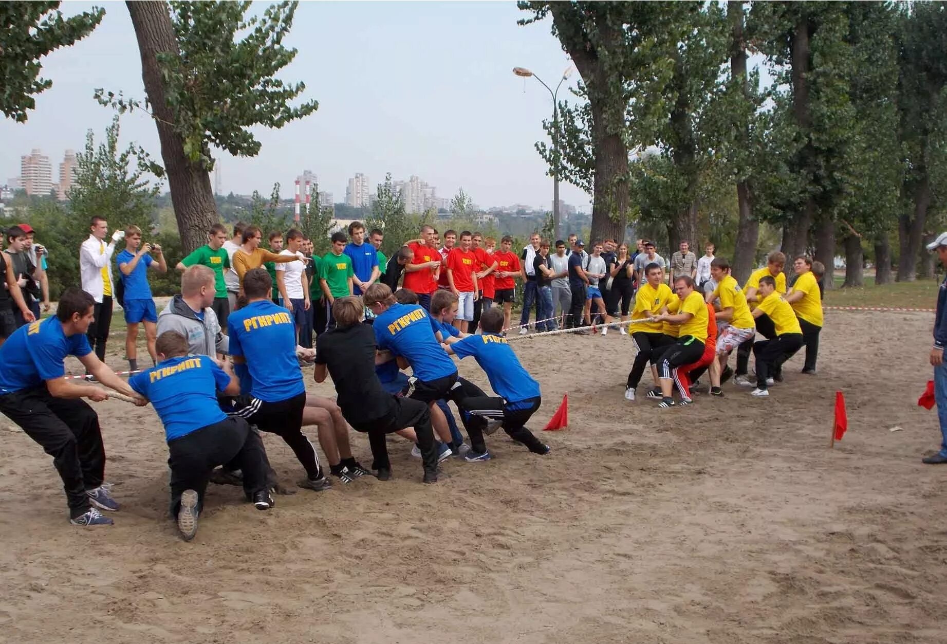 2 перетягивание каната. Тянут канат. Перетягивание каната спорт. Перетягивание каната. Перетягивание каната соревнования.