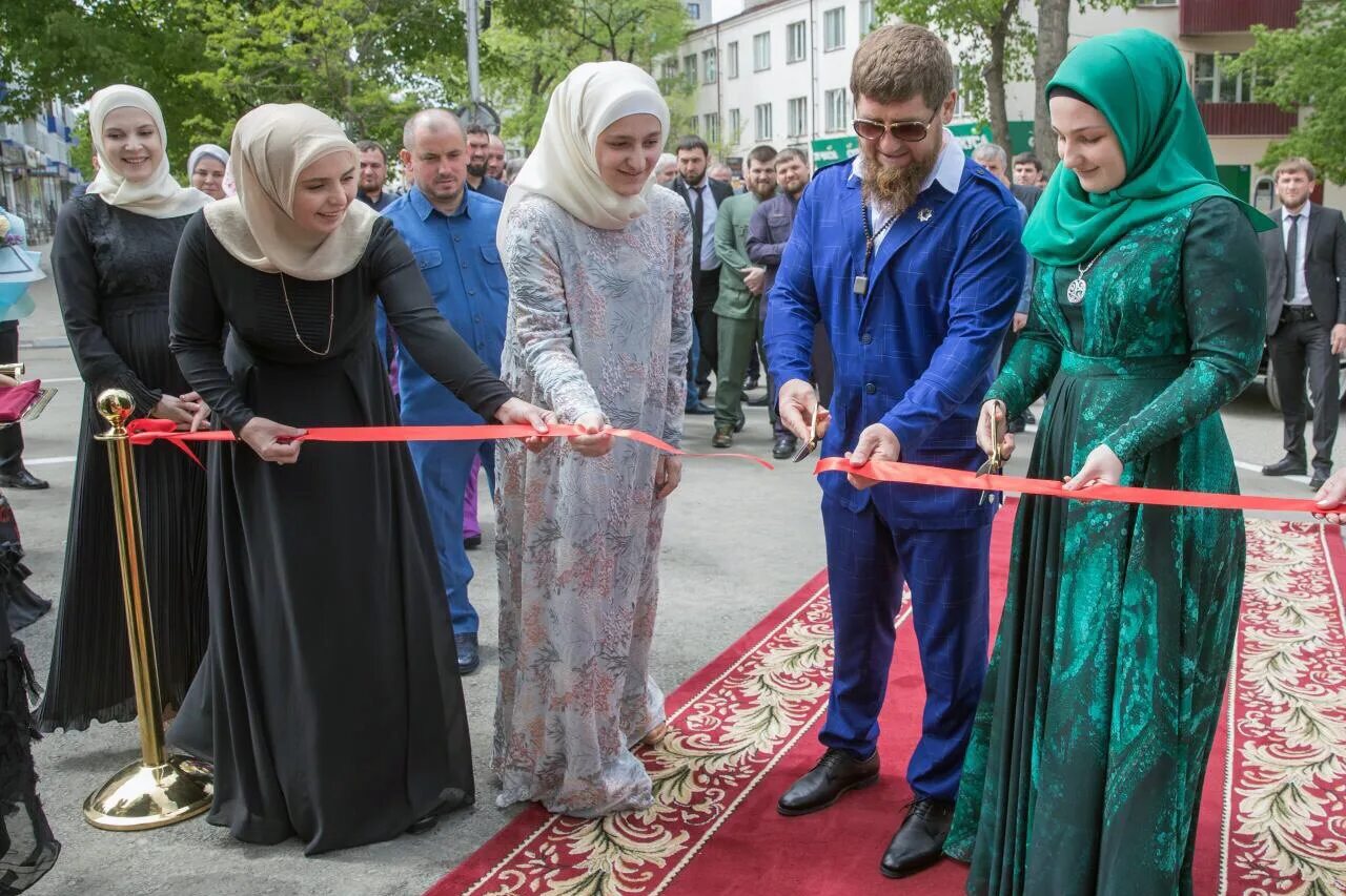 Магазин Айшат Кадыровой в Грозном. Фирдаус магазин в Грозном. Модный дом Фирдаус в Грозном. Дом моды в Чечне Фирдаус.