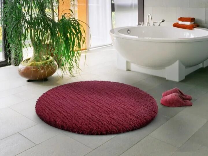 Ванные коврики интернет. Круглый коврик в ванную. Ковер в ванную комнату. Коврики для ванно йкоманты. Дизайнерские коврики для ванной.