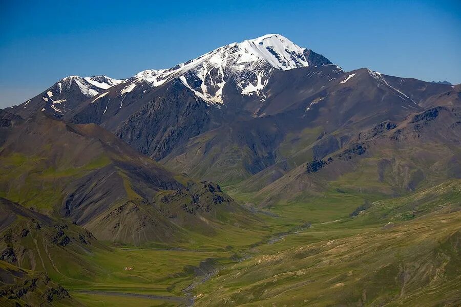 Кавказ самая высокая. Гора Базардюзю Азербайджан. Гора Базардюзю в Дагестане. Самая высокая гора Дагестана Базардюзю. Вершина Базардюзю.