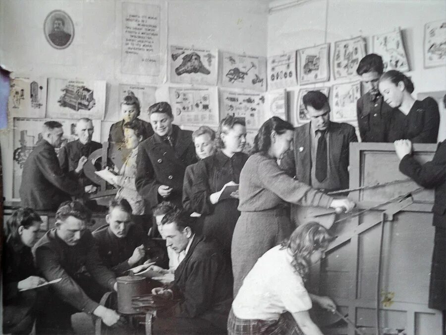 Университеты во время войны. Студенты 1940 года. 30х годов школа рабочей молодёжи. Студенты в годы войны учёба. Вузы в годы войны.