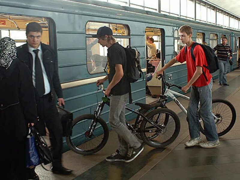 Платить ли за ребенка в метро. Велосипед в метро. велосипед и общественный транспорт. перевоз велосипеда в метро. велосипед в московском метро.