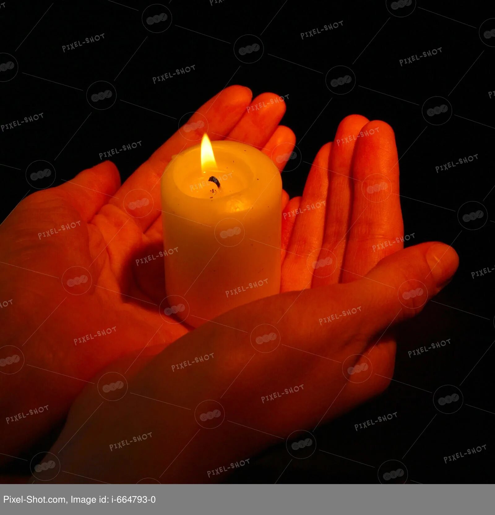 Свеча горит в руке. Горящая свеча в руках. Свеча в ладонях. Ладошки со свечой. Свечка в руках.