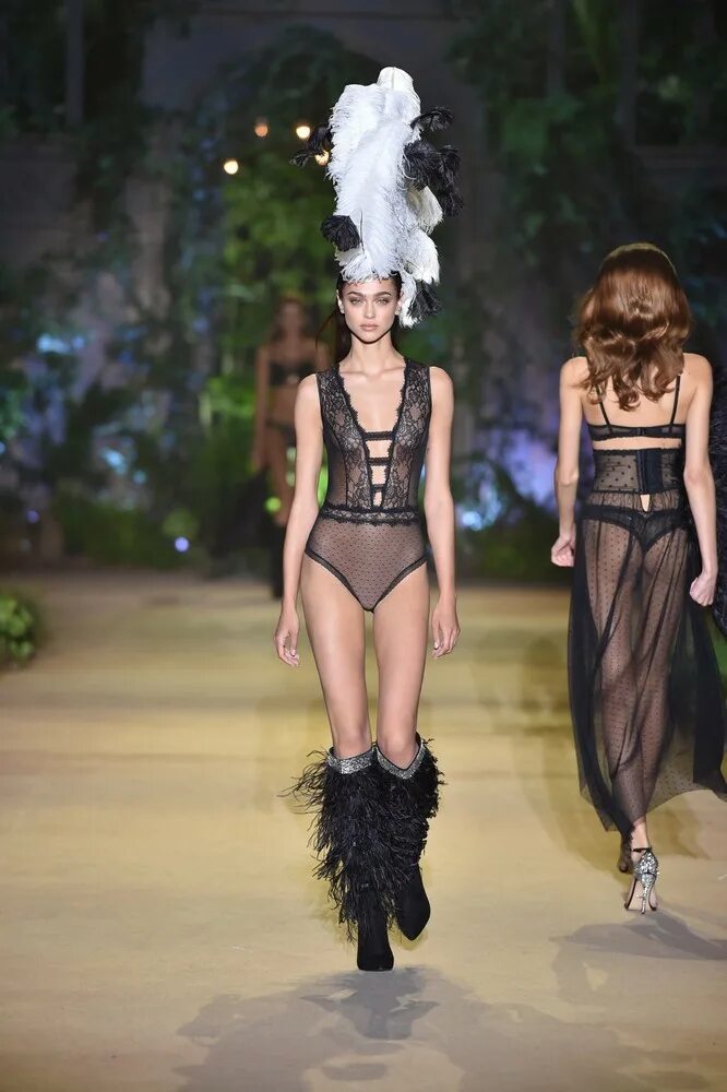 Модный показ в трц. Модный нижний. Прозрачное нижнее бельё на показах мод. Etam fashion show. Модный показ нижнего белья.