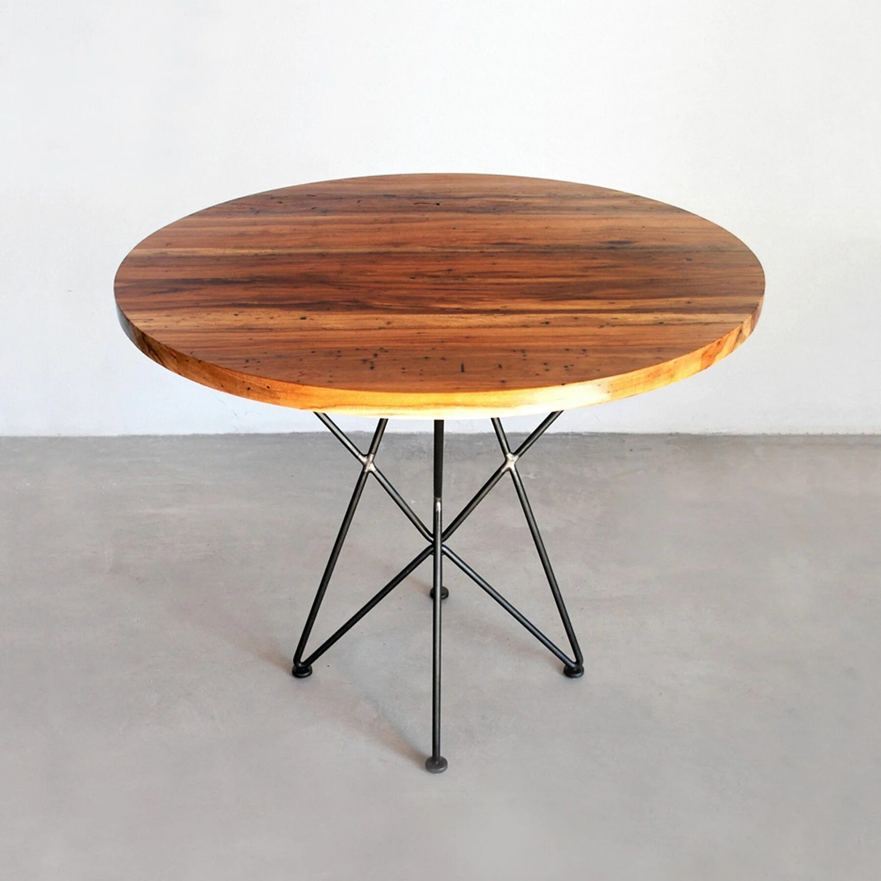 Круглый стол. Круглый деревянный стол. Стол круглый дизайнерский. Круглый стол с металлическими ножками.
