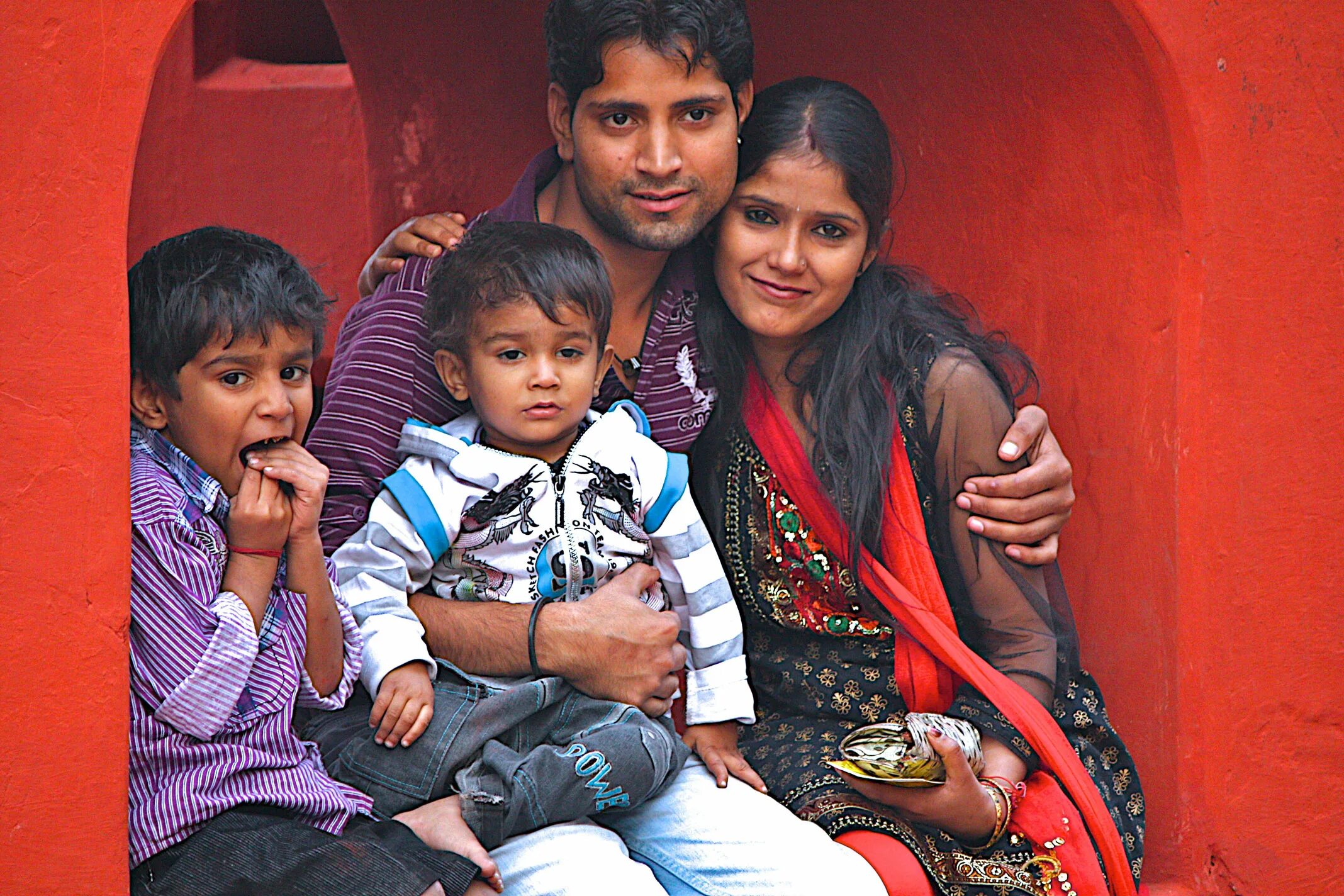 индия семья. индийская семья. многодетная семья в индии. традиционная индийская семья. индия семья.