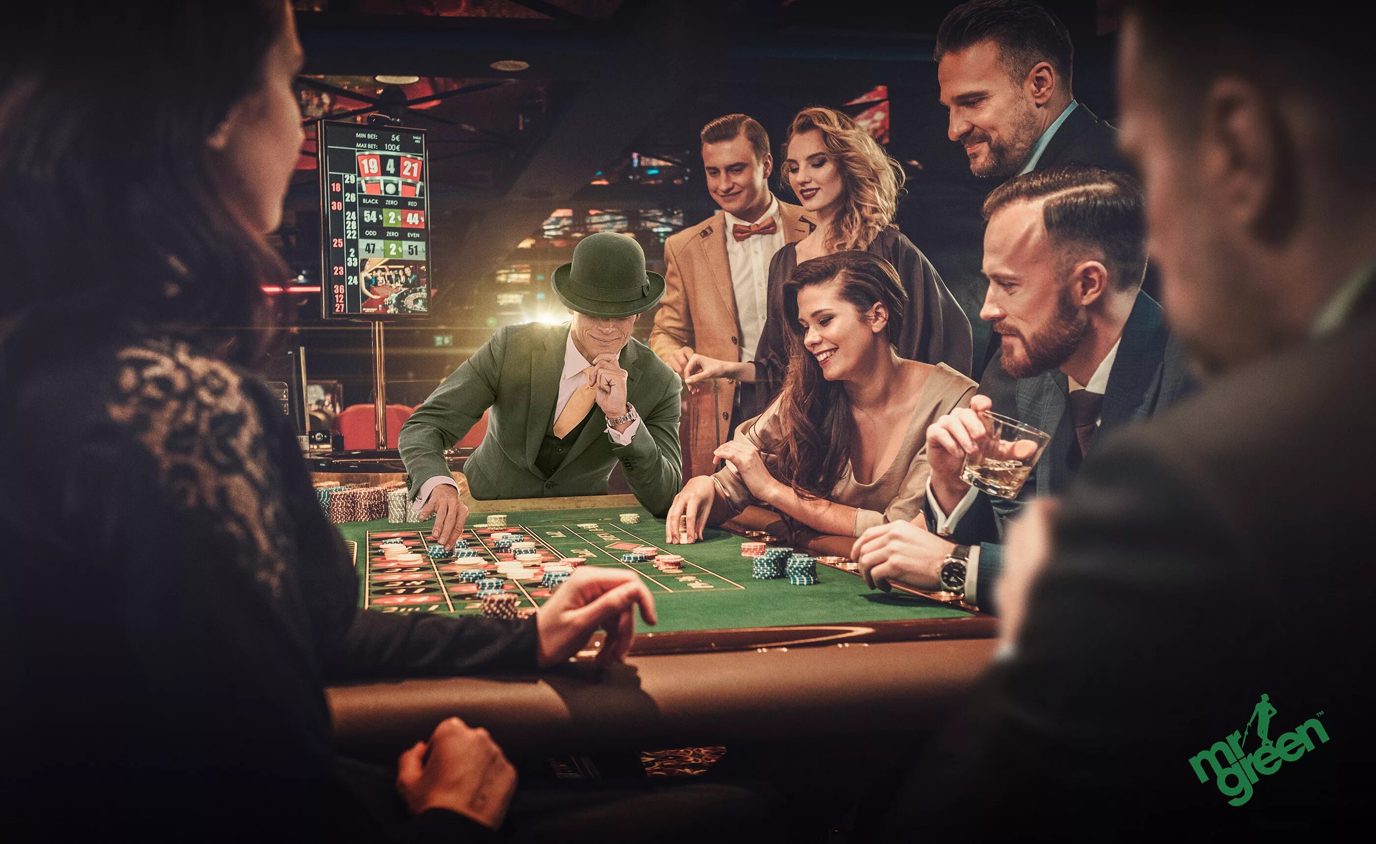 Бар в казино. Друзья в казино. Мужчина в казино. Девушка казино. Casino friends friends casino click