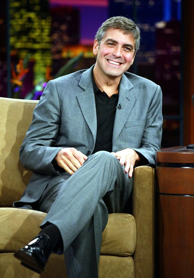 Прекрасный день с Джорджем Клуни. Джордж Клуни 62 года седой. George Clooney on Tonight show with Jay Leno 1996. Как выглядит Джон Клуни в наши дни.