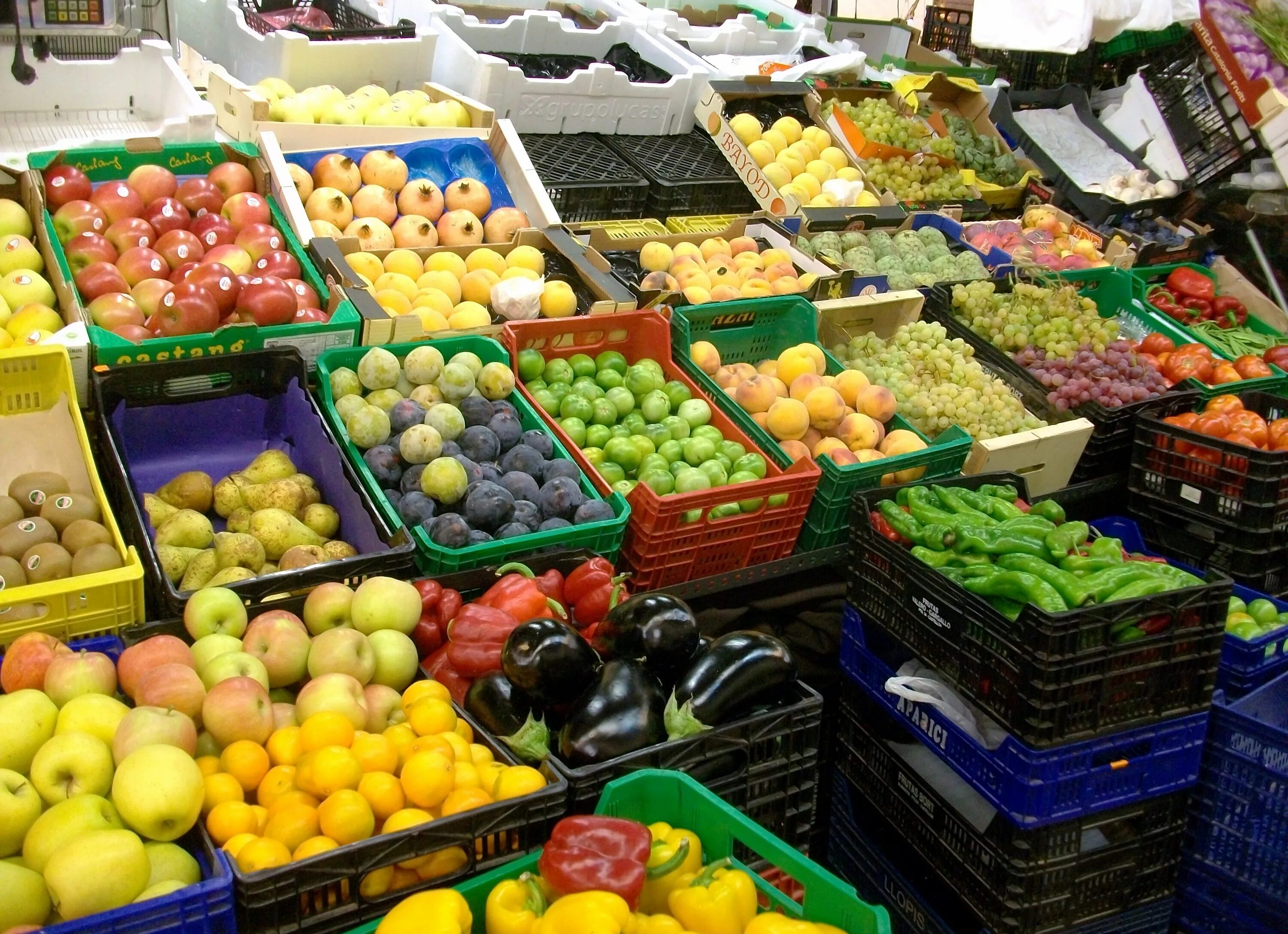 Разные цвета фруктов говорят о том что. Выкладка экзотических фруктов. Коробка для фруктов с рынка. Витрина летнего рынка овощей и фруктов. Ящики с фруктами на рынке.