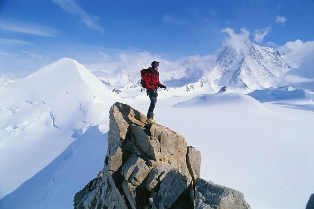 Каждый кто был в горах. Альпинист на вершине. Альпинист на горе. Альпинист на вершине горы. Покорение вершин.