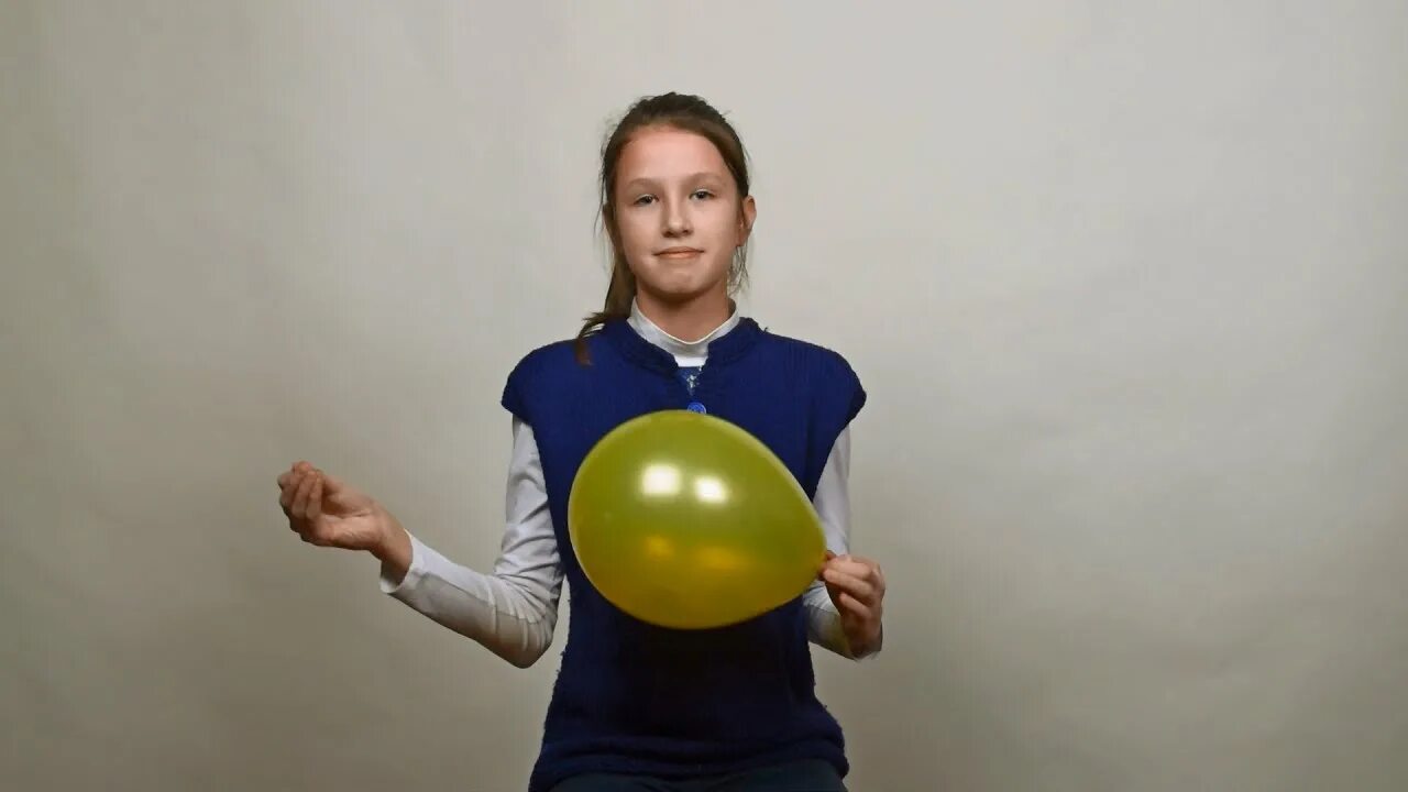 Лопай воздушные шарики. Лопать шарики. Лопать воздушные шарики. Девушка лопает шар. Девушки лопают воздушные шары.