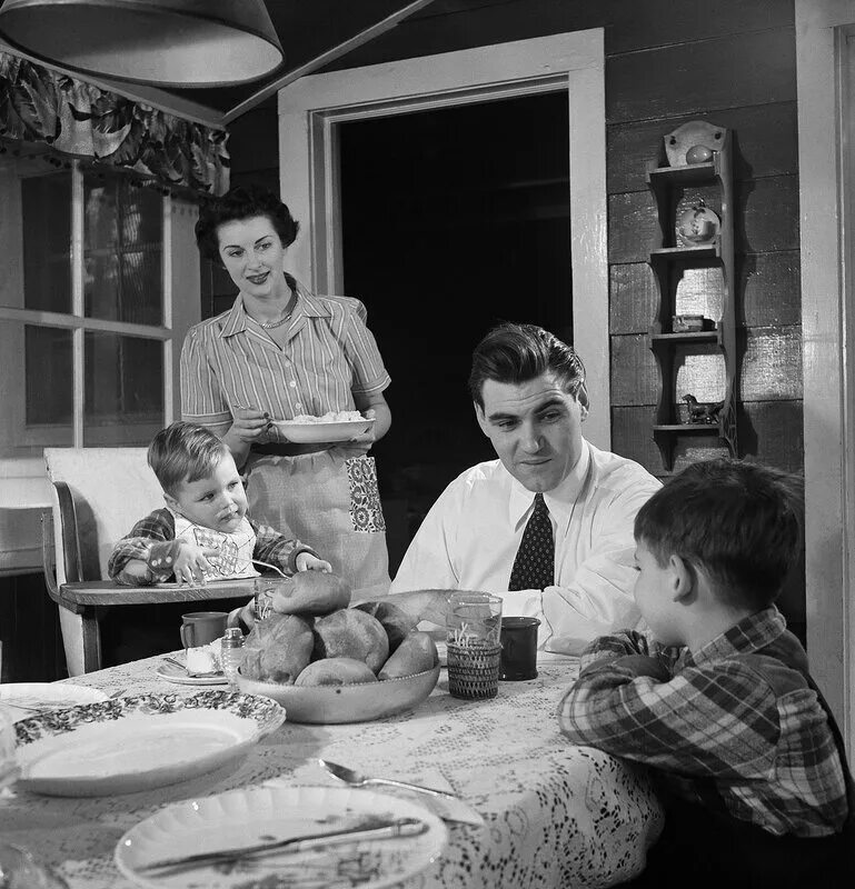 Америка большая семья. Американская семья 1950. Советская семья за столом. Идеальная американская семья в 50-е годы. Американская семья 60х.