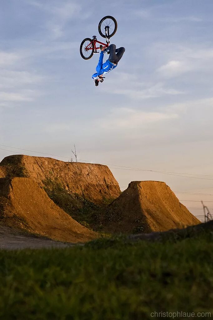 Слоупстайл трюк МТБ. МТБ трюковой. МТБ на трамплине. Dirt MTB Sport. Трюк летающий велосипедист