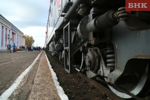 Поезд новороссийск печора. Пассажирский локомотив с грузовым поездом. Поезд 131 гц. Поезд новороссийск санкт-петербург. Поезд воркута киров.