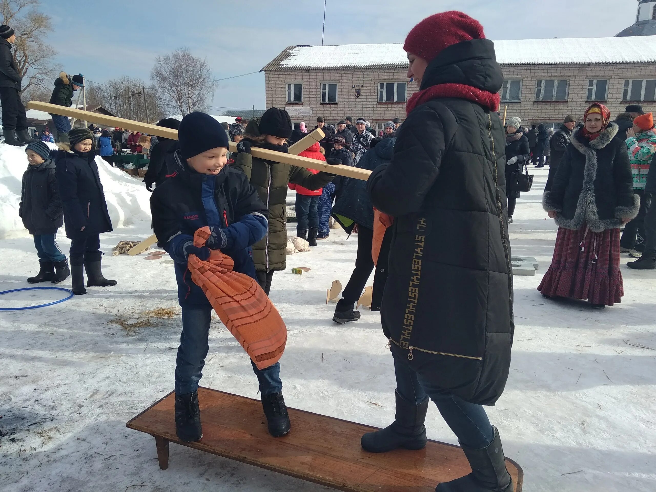 Масленичные гуляния в школе. Масленичные гулянья эстафеты. Масленичные гуляния в школе на улице. Лук для 12 лет мальчика для гуляния.