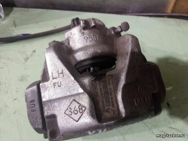 Суппорт тормозной рено дастер 1. Суппорт тормозной передний рено дастер 1. 6. 6. Скоба переднего тормозного суппорта рено дастер 2.