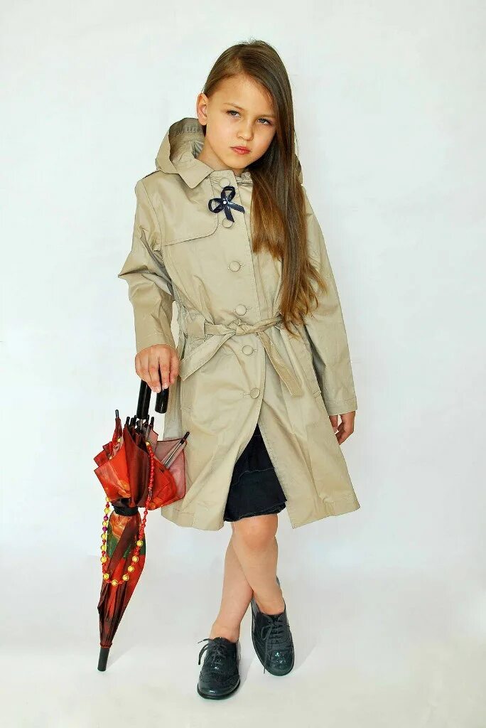 София шелест плащ. Модные детские плащи. Плащ для девочки 7 лет. Пальто для девочки 7 лет. Плащик для девочки.