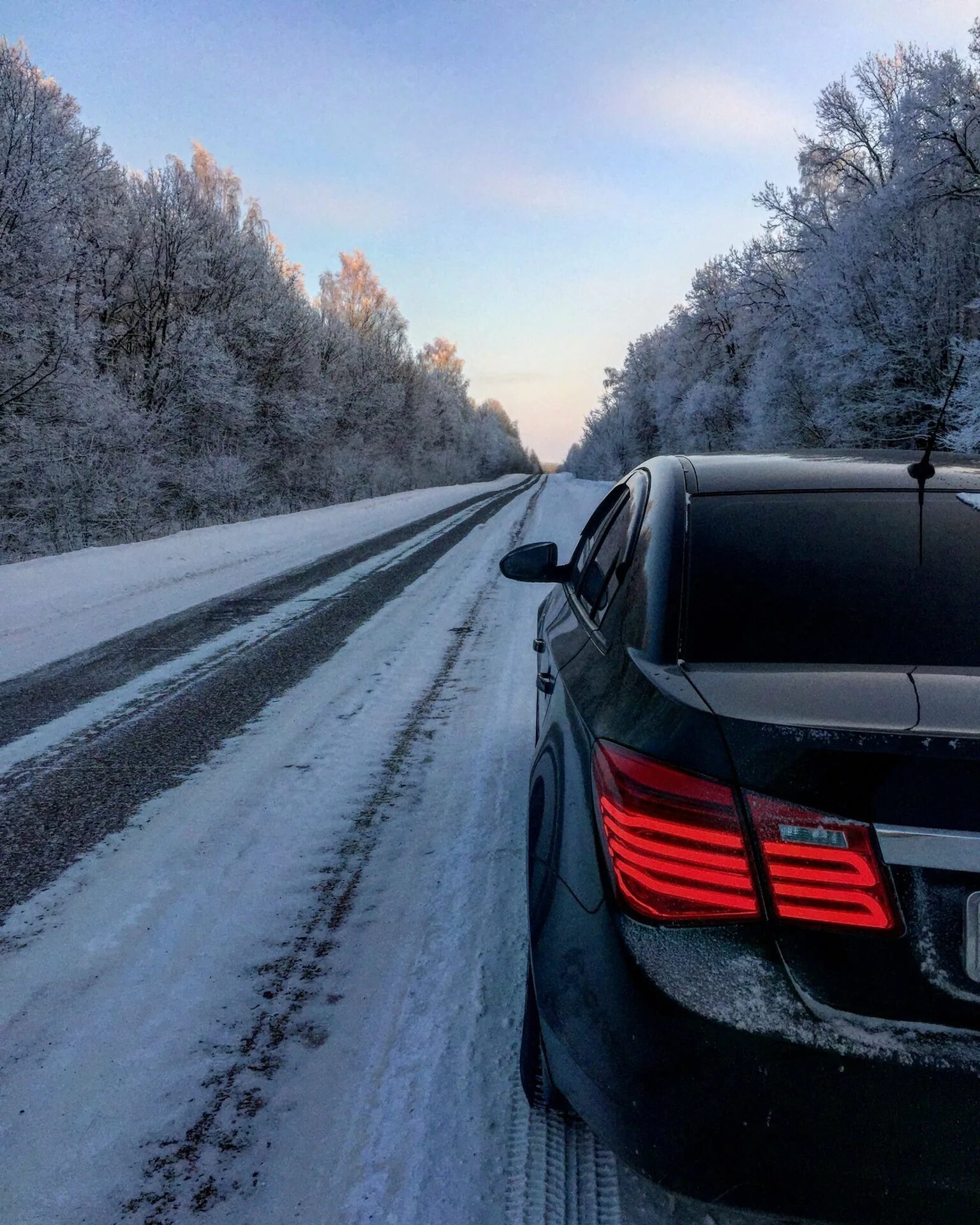 Машина зима. Автомобиль зимой. Зим автомобиль. Машина в снегу.