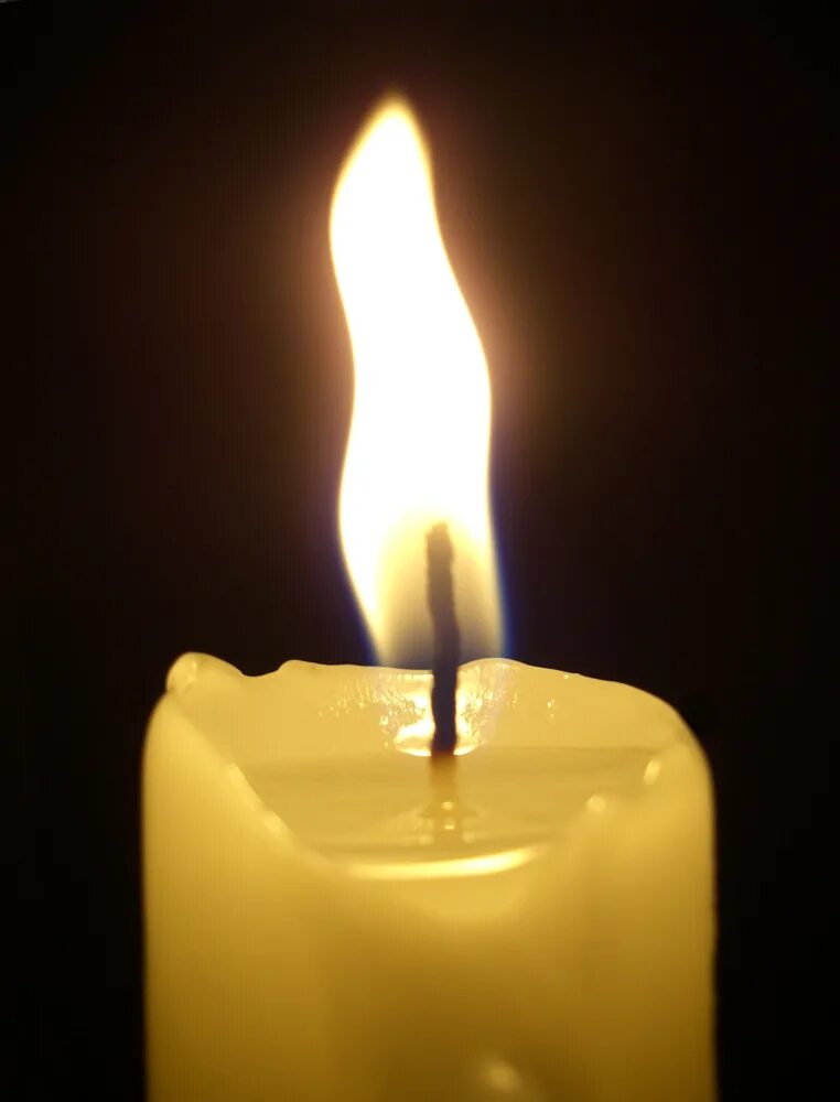 Горящая свеча. Свеча горела. Свеча памяти. Свеча восковая горит. Горящая свеча 22.03 2024