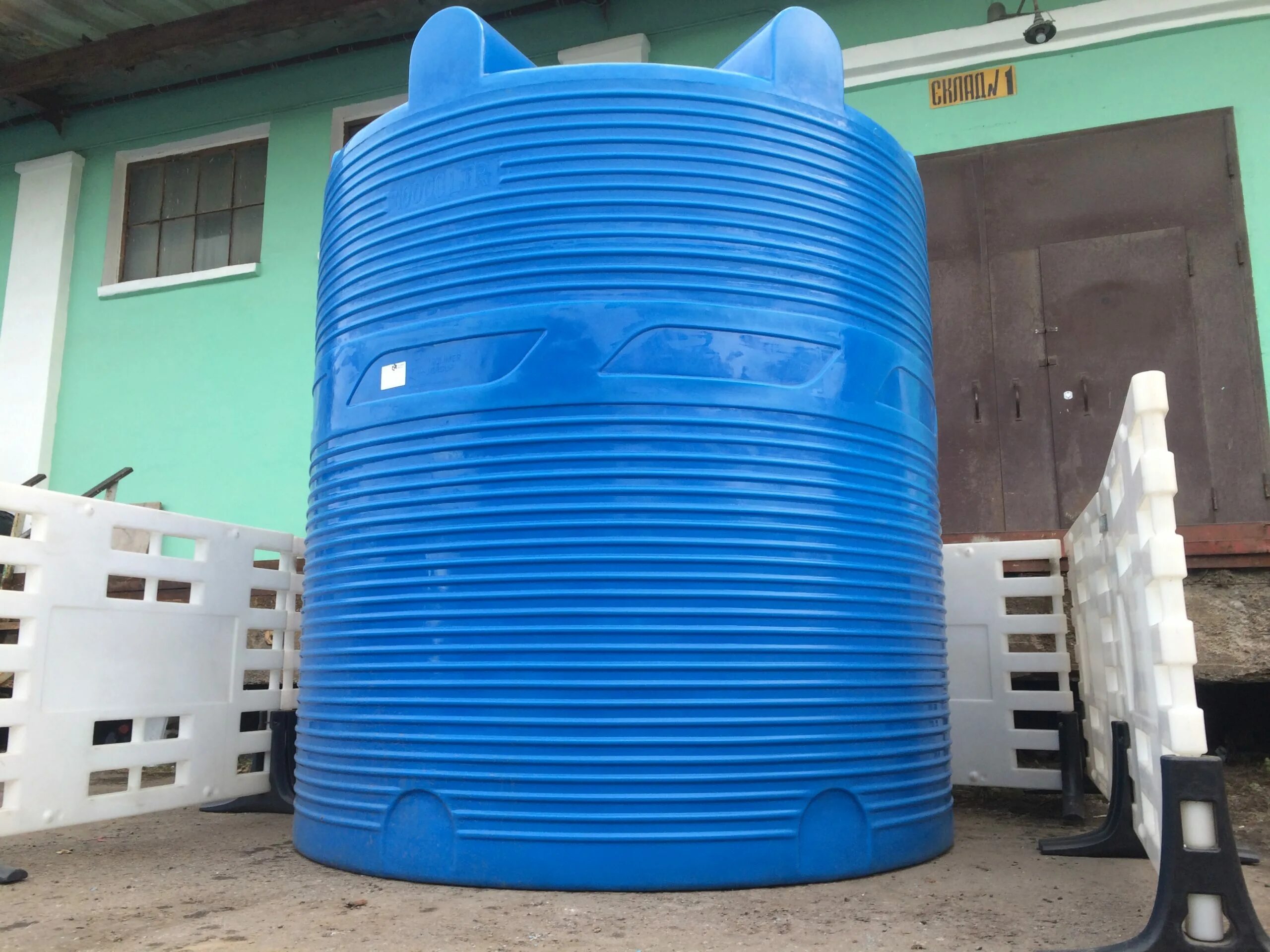 В бочке 130 литров воды. Емкость для воды 10000л вертикальная KSC-C-10000. Ёмкость бак бочка 10000 литров. Пластиковая ёмкость для воды 10000л. Ферментационный конический резервуар 10000 литров.