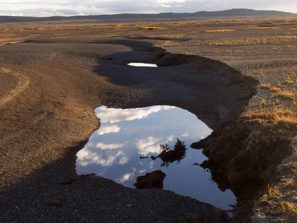 Исчезновение пресной воды. Исчезновение воды на земле. Исчезновение питьевой воды. Сухое русло реки. Пресная вода на острове