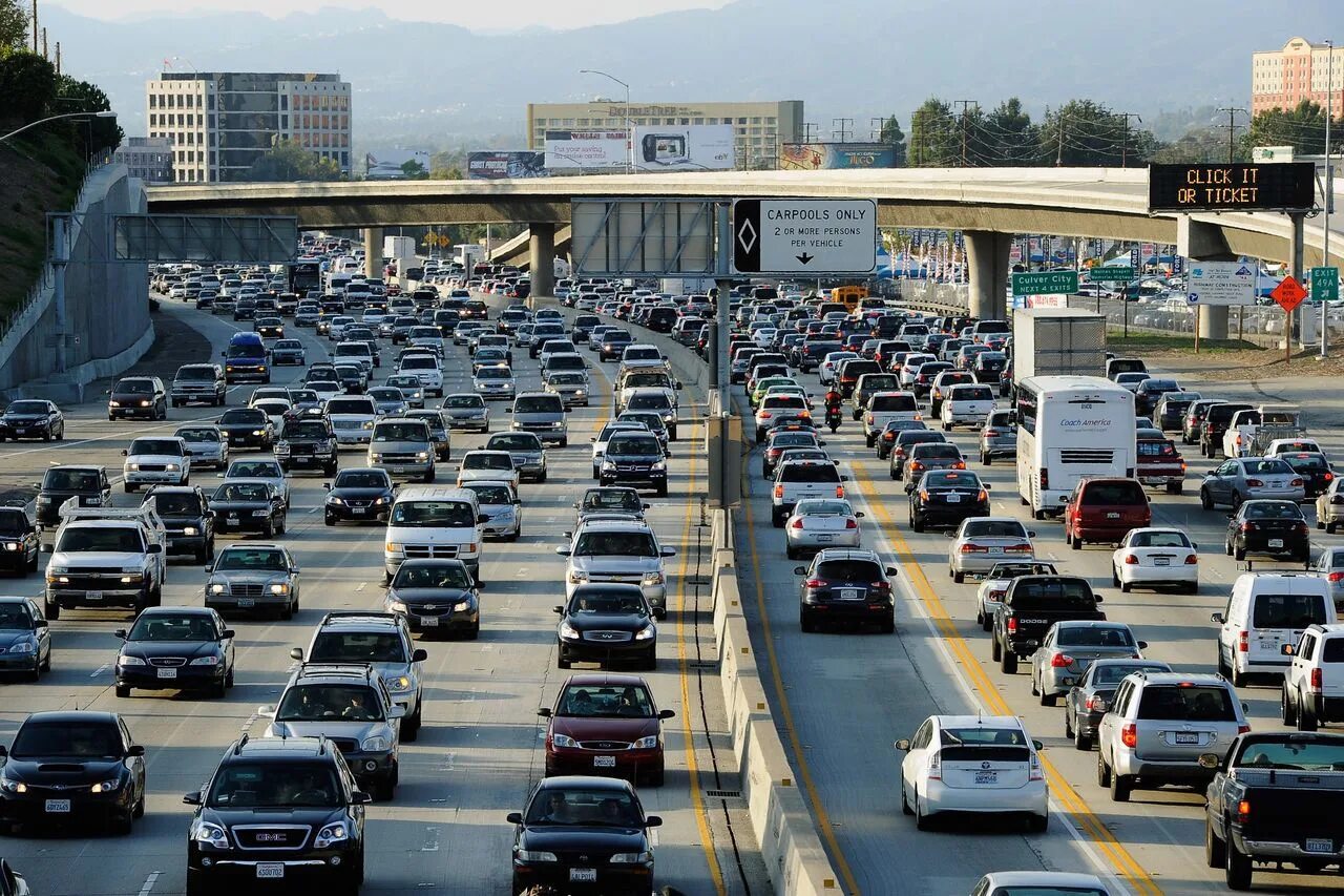 Трафик в Лос Анджелесе. Лос Анджелес Хайвей. Лос Анджелес пробки. Лос Анджелес магистраль 405.