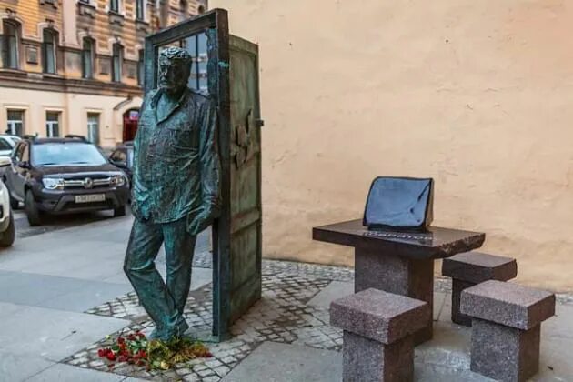 Памятник сергею довлатову ул рубинштейна 25 фото