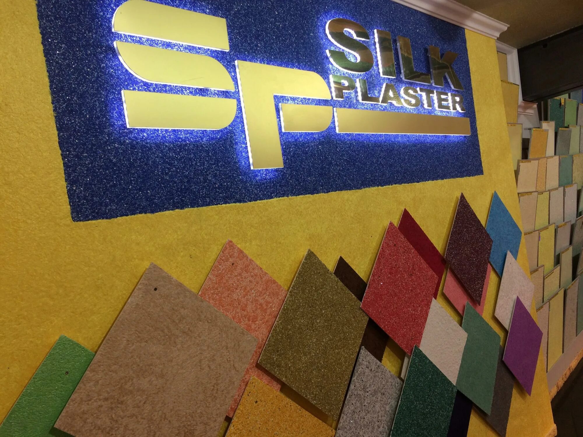 нанесение жидких обоев на стену. фирма обоев жидкие. фирма обоев жидкие. жидкие обои в доме. жидкие обои мешок.