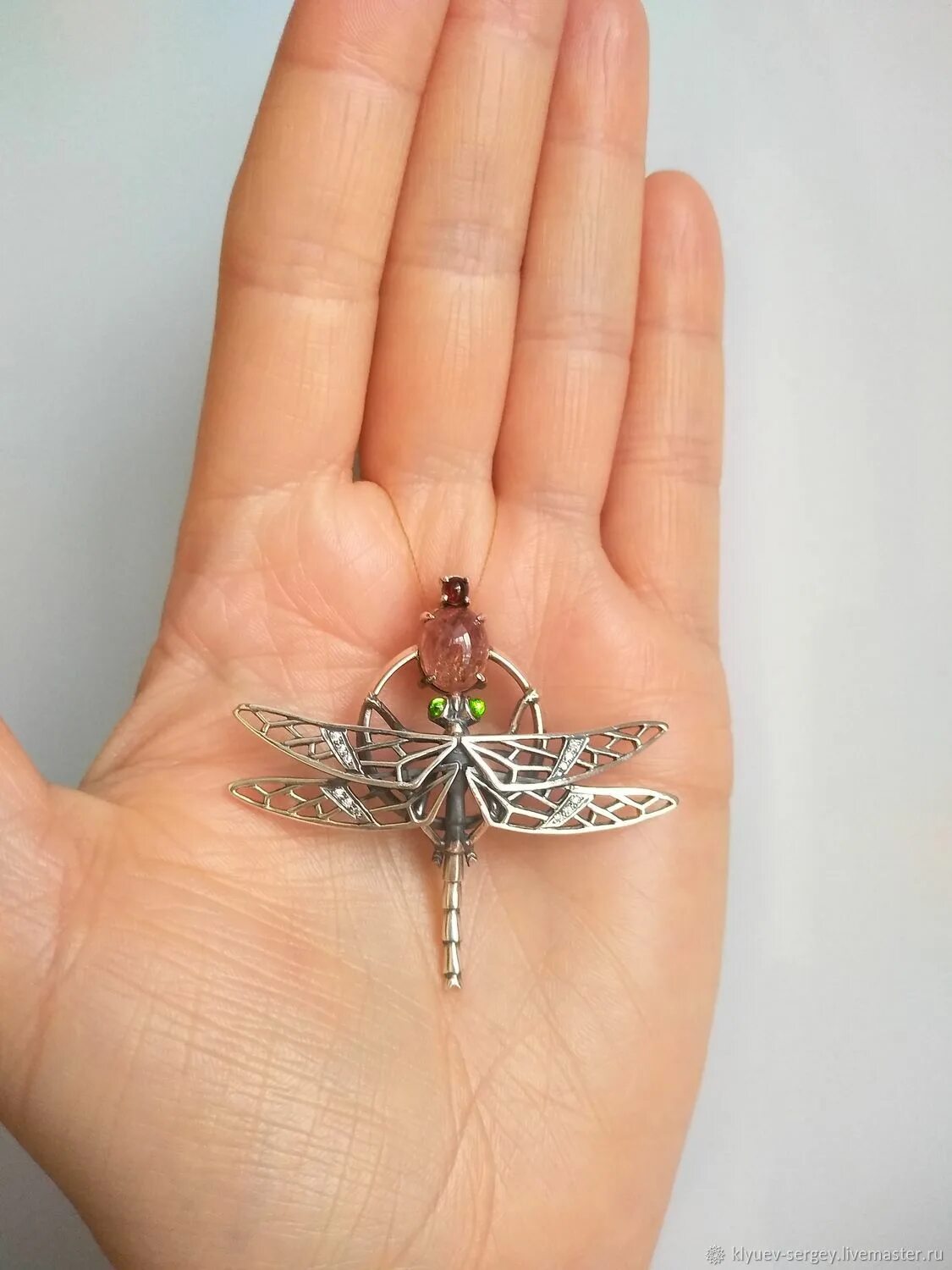 Украшение своими руками кулон стрекоза. Золотой кулон стрекоза. Подвеска стрекоза серебро соколов. Кулон стрекоза. Кулон стрекоза.