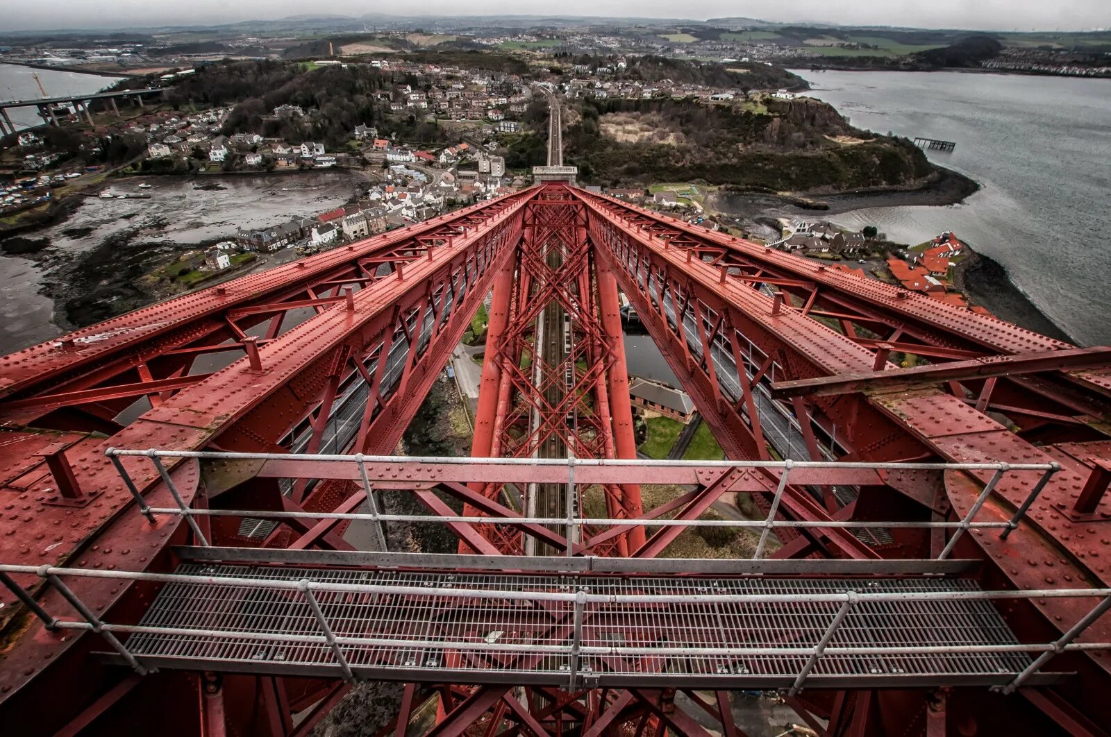 Сколько ушло металла на мост красный дракон. Мост Форт-бридж Эдинбург. Мост Форт-бридж в Шотландии. Стальной мост. Мост металлоконструкции.