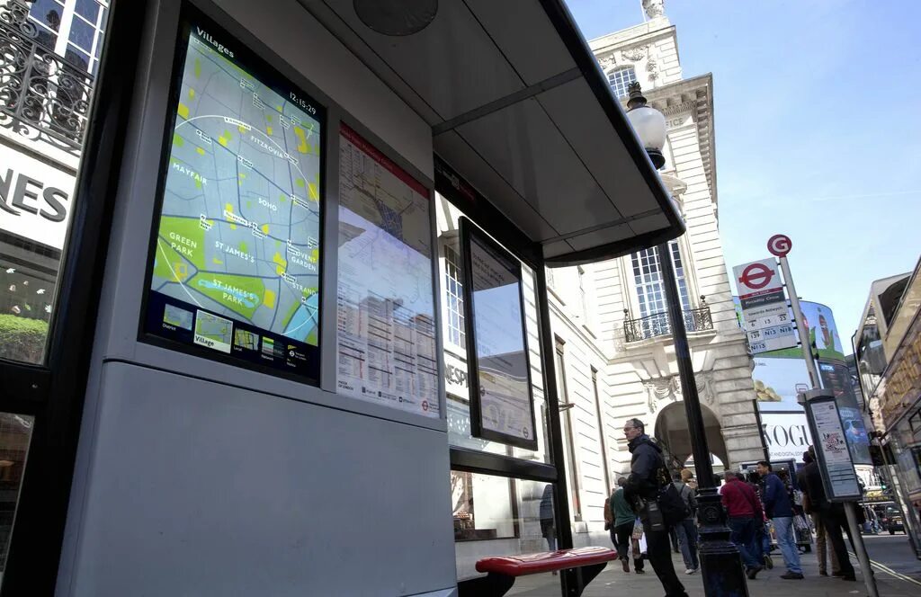 Ост терминал. Экран на остановке. Экран на автобусной остановке. Интерактивная автобусная остановка. Интерактивная панель для улицы.
