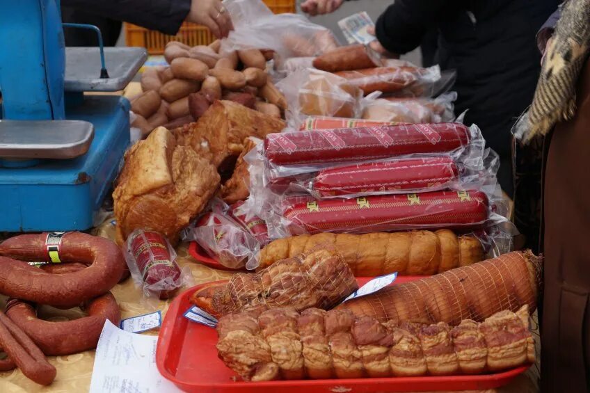 Праздник день колбасы. День докторской колбасы. День колбасы. День колбасы. Праздник длинной колбасы в калининграде.