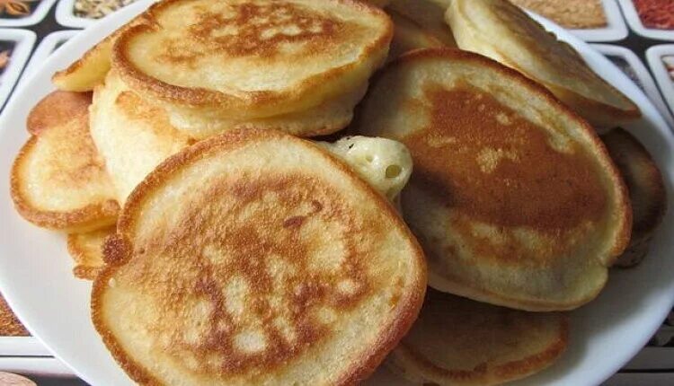 Оладьи с яблоками на сметане. Оладьи на сметане с яйцами. Яблочные оладьи рецепт. Блины поваренок ру. Оладьи на сметане с яйцами.