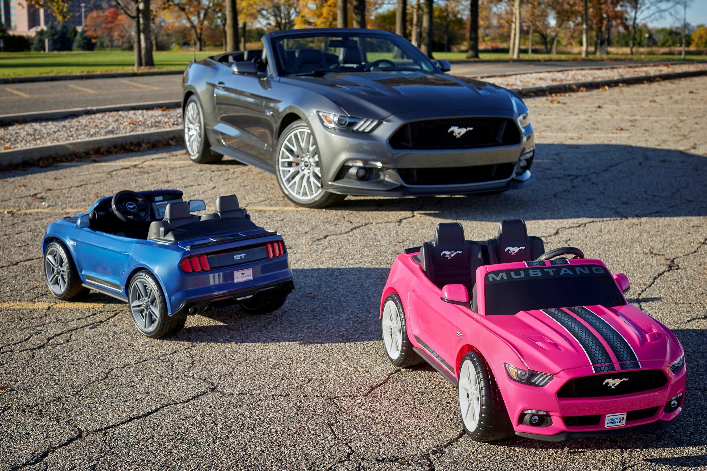 Машинку детский 2. Ford Mustang gt электромобиль. Power Wheels Fisher Price Ford Mustang. Электромобиль Ford Fisher Price. Детская машина Форд Мустанг.