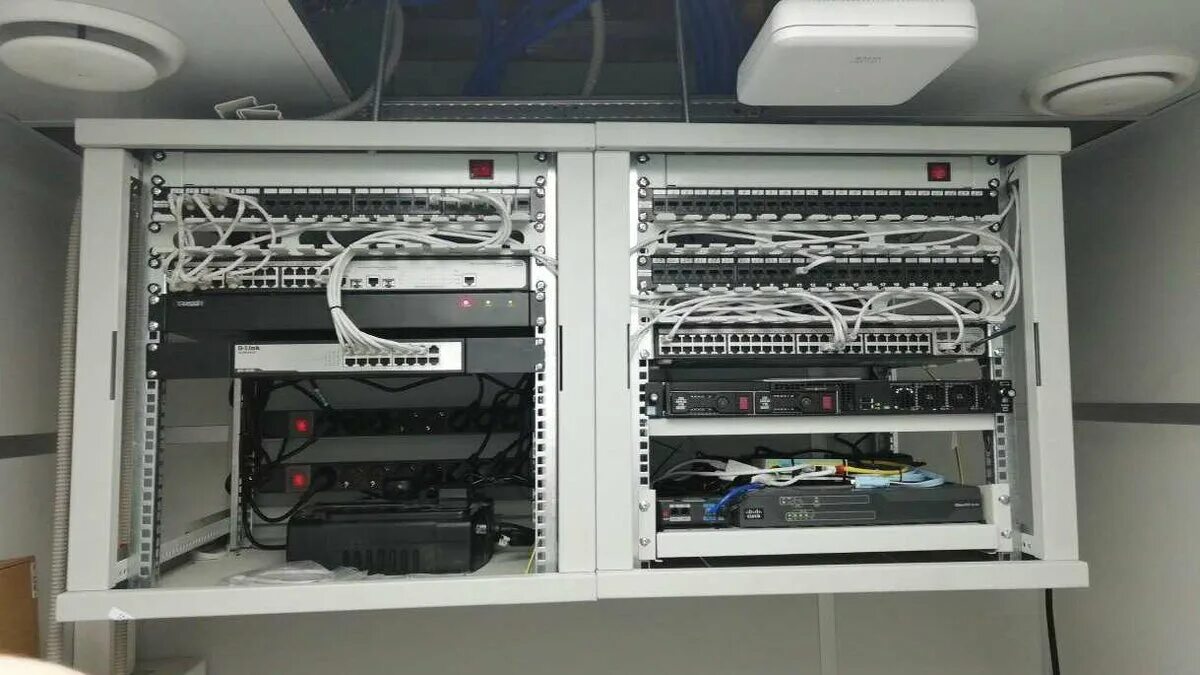 Системы прокладки кабеля. Структурированные кабельные системы. Монтажник монтажник слаботочных систем. Визитка слаботочные системы. Серверный шкаф системы видеонаблюдения revit.