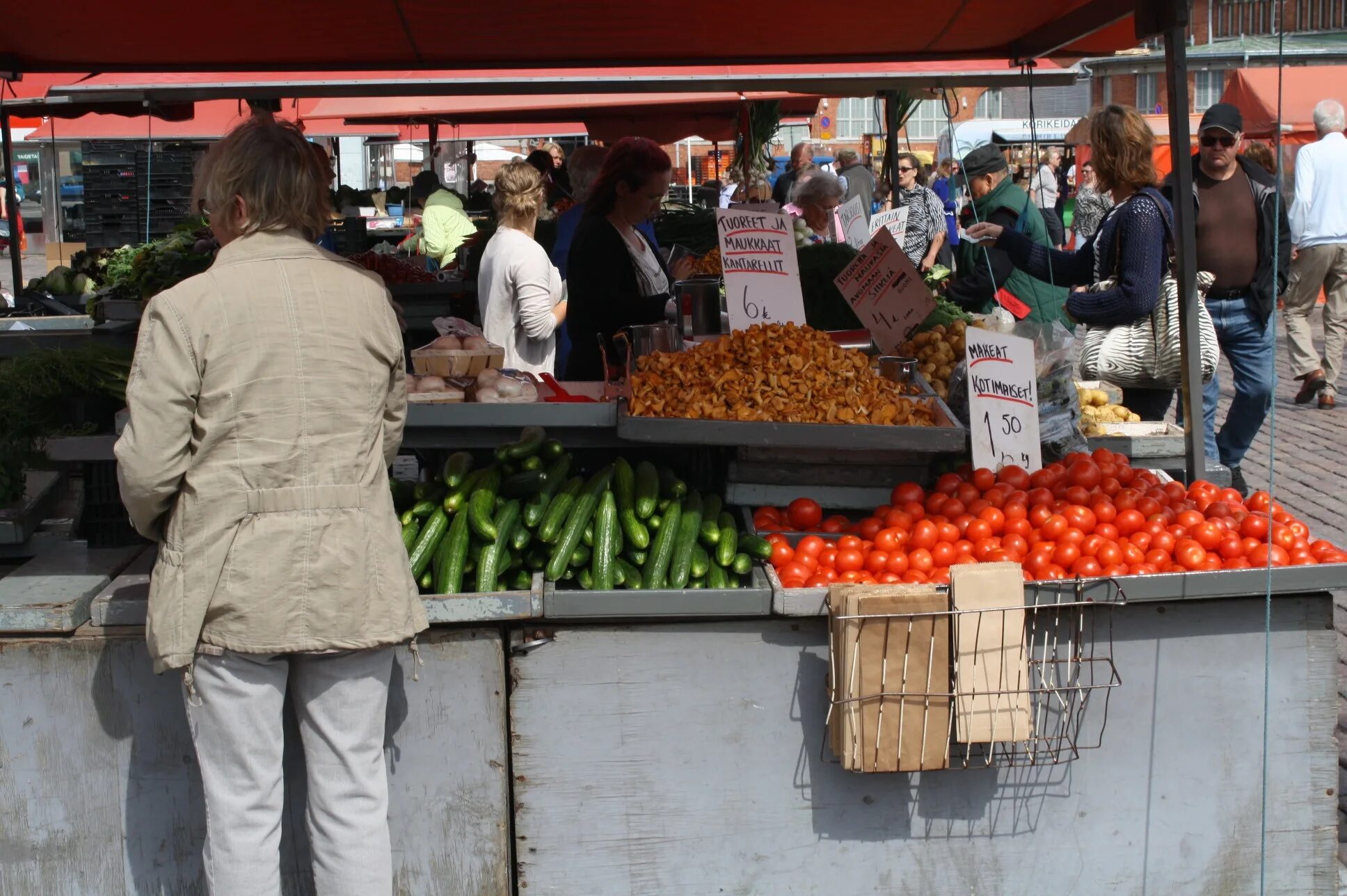 Многолюдный рынок овощной. Баба на рынке овощи фрукты. Овощной рынок в Анталии. Женщина на рынке.
