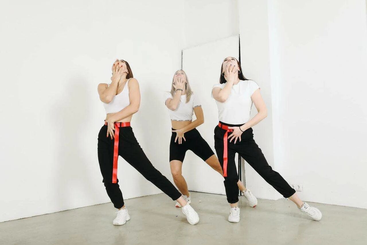 бит танец. котенок танцует. веселье в школе. силуэты танцующих. Reggaeton.