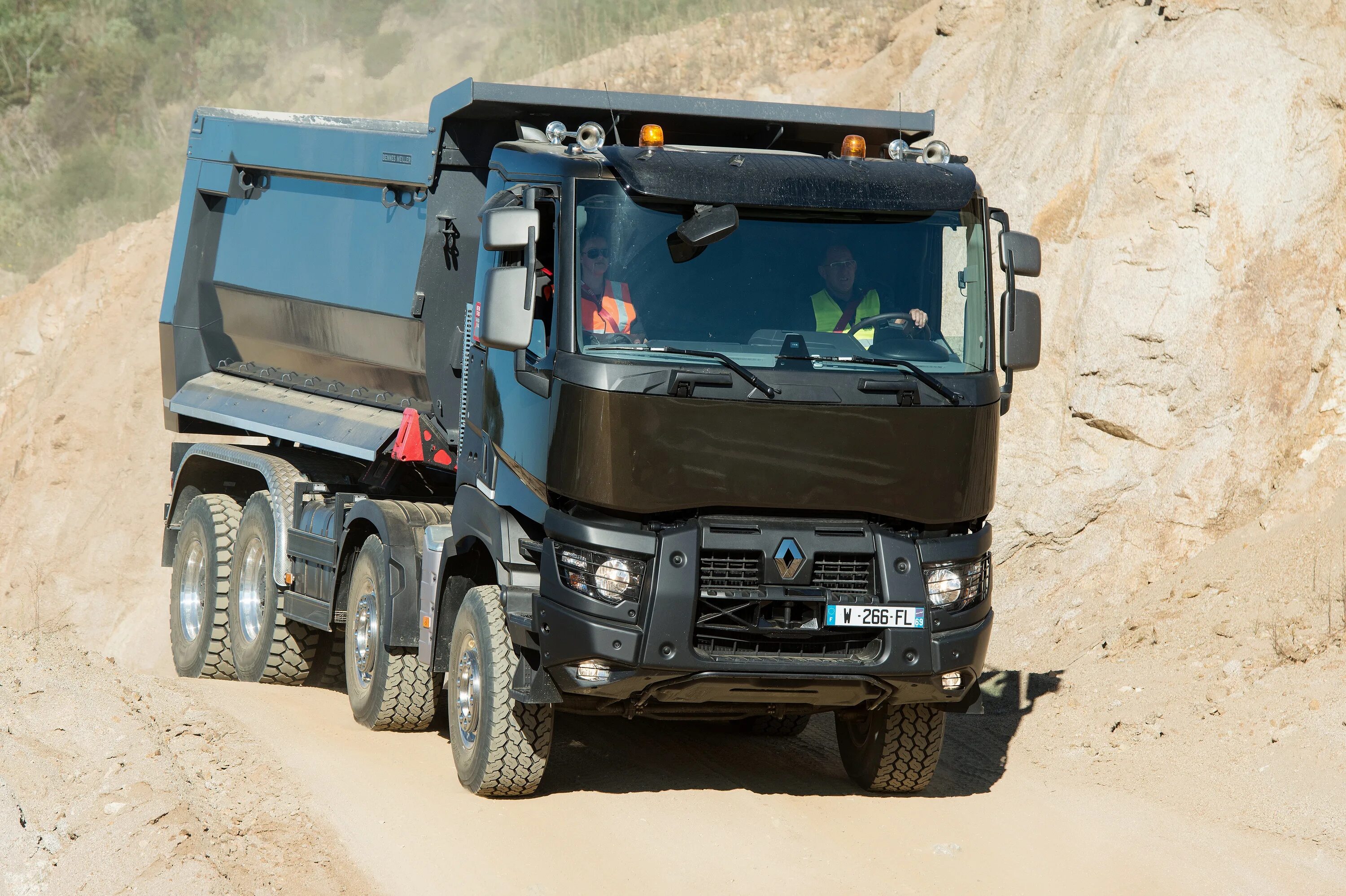 Самосвал renault. Рено самосвал 8х4. Renault Trucks самосвалы. Renault k 8x4 самосвал. Renault Trucks k 440 8x4.