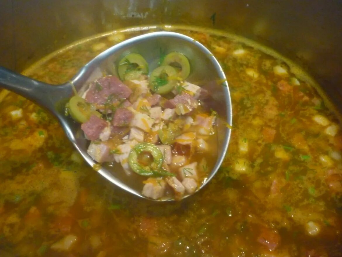 Можно ли в солянку добавить оливки. Солянка с маслинами. Лимон оливки суп. Оливки нарезанные. Солянка с колбасой и оливками и лимоном.