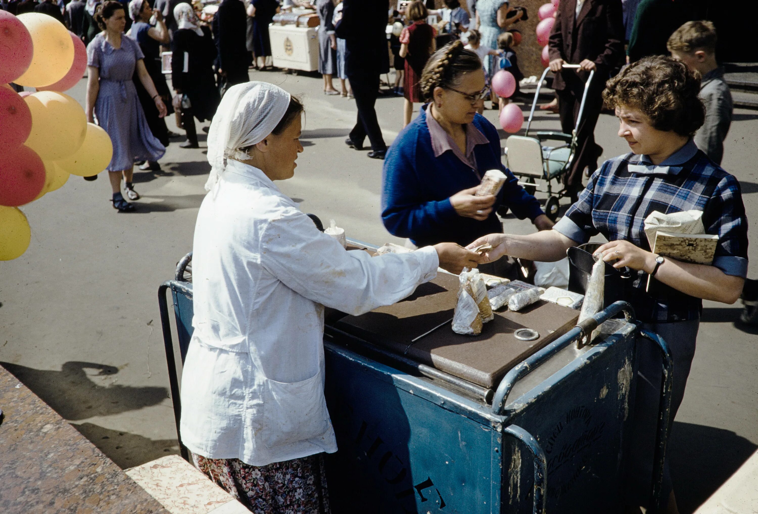 Харрисон Форман в Москве 1959 года. Мороженое СССР. Советское мороженое. Продавец мороженого СССР. Мороженое советских времен