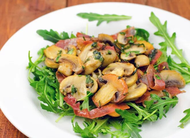 Салат с грибами шампиньонами жареными. Салат с шампиньонами жареными. Салат с жареными грибами. Салат жаренные грибы. Салат жаренные грибы.