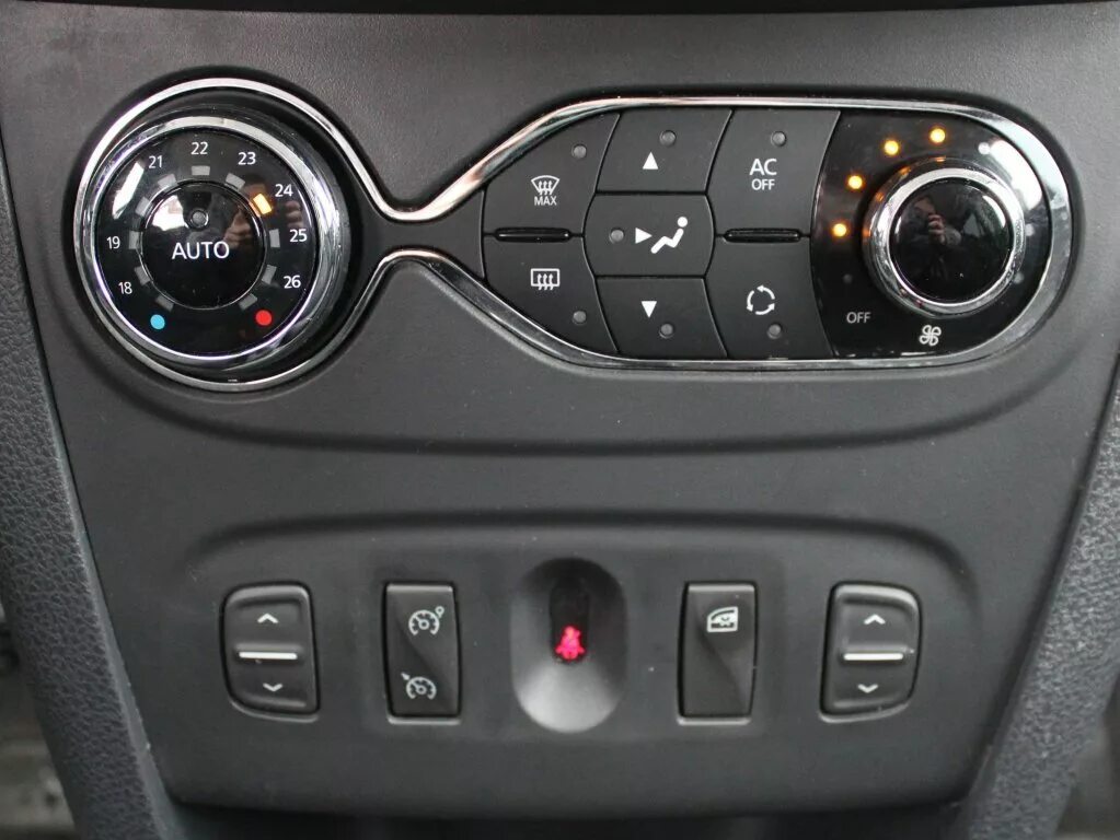 Рено дастер кнопка 4wd. Кнопка esp дастер 1. Кнопки управления сандеро степвей2. Renault duster кнопка парктроника. Кнопка esp renault duster 2 поколение.