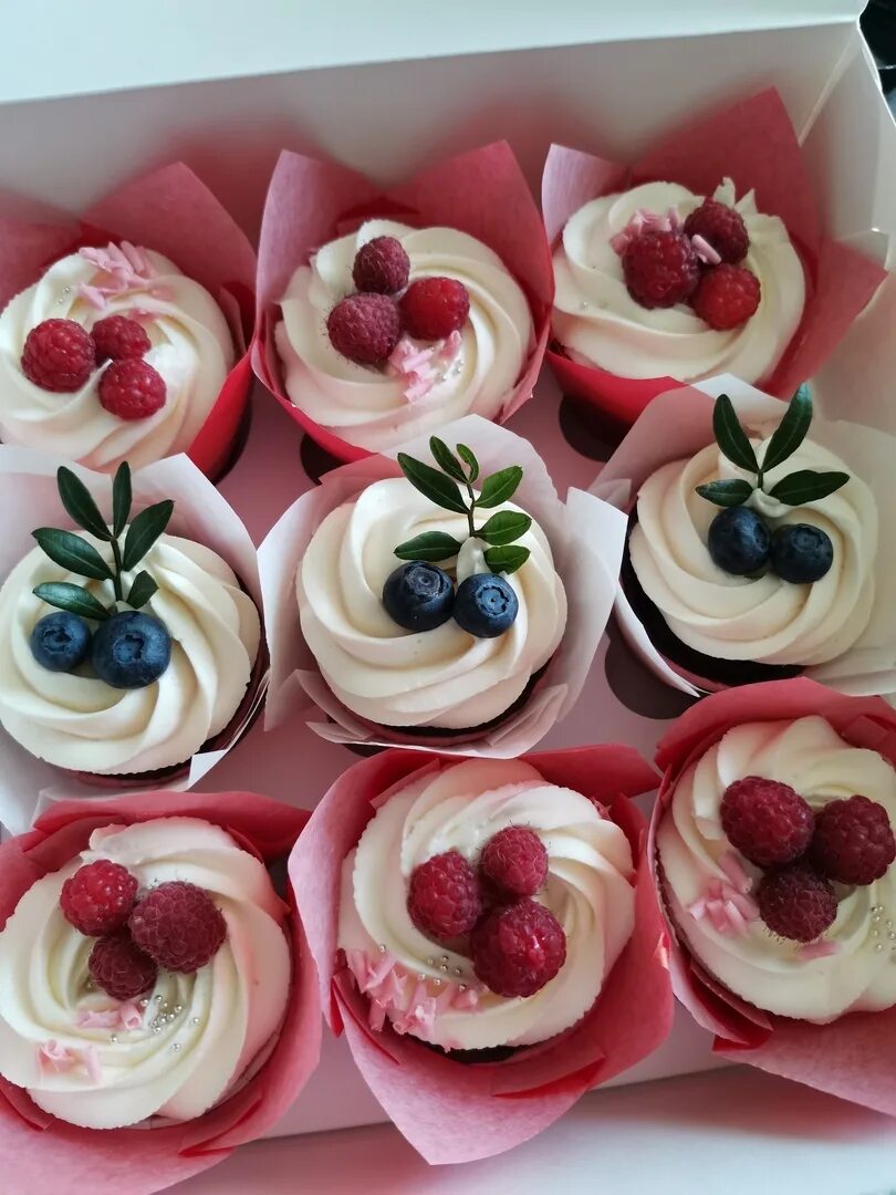 капкейки цветные. украсить маффины. капкейки. украшение пирожных. капкейки.