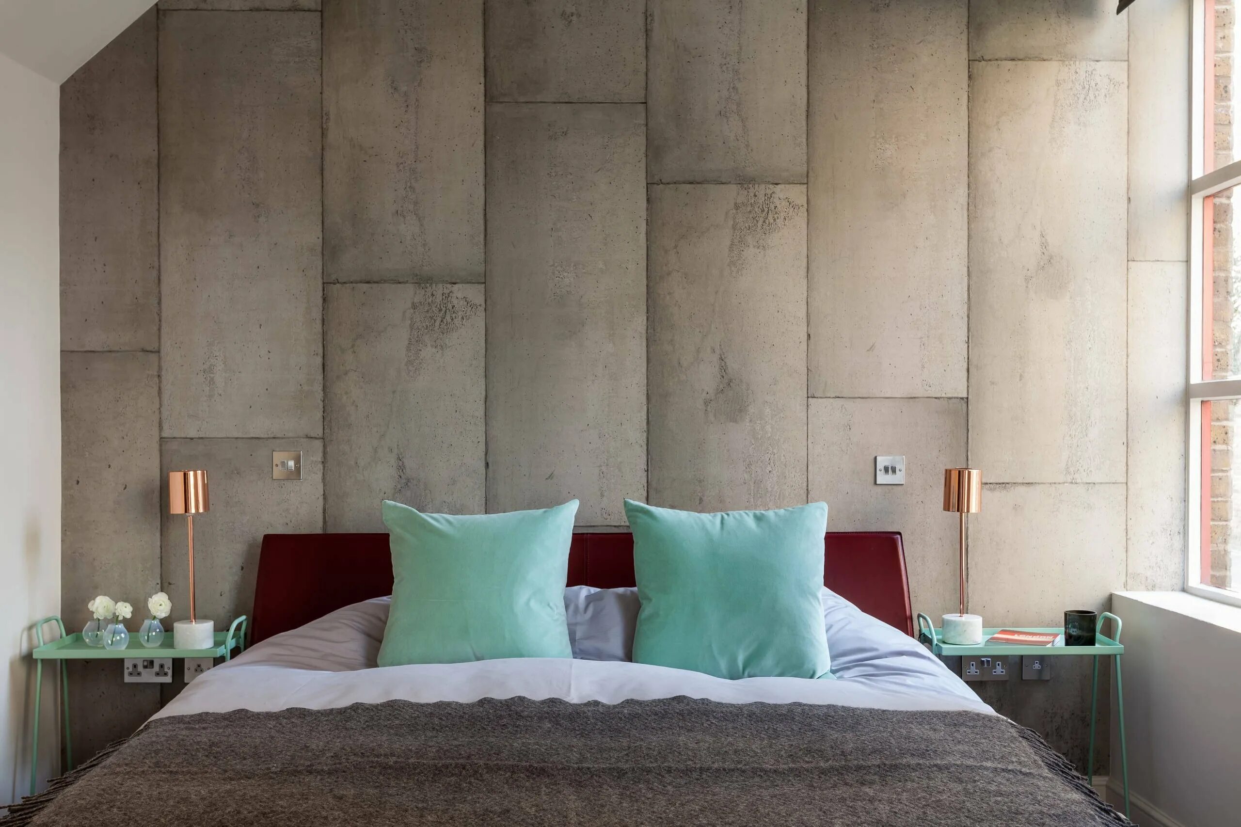 Walls cover. Панели Loft beton. Бетонные стены в интерьере. Декоративный бетон в интерьере. Бетон в интерьере спальни.