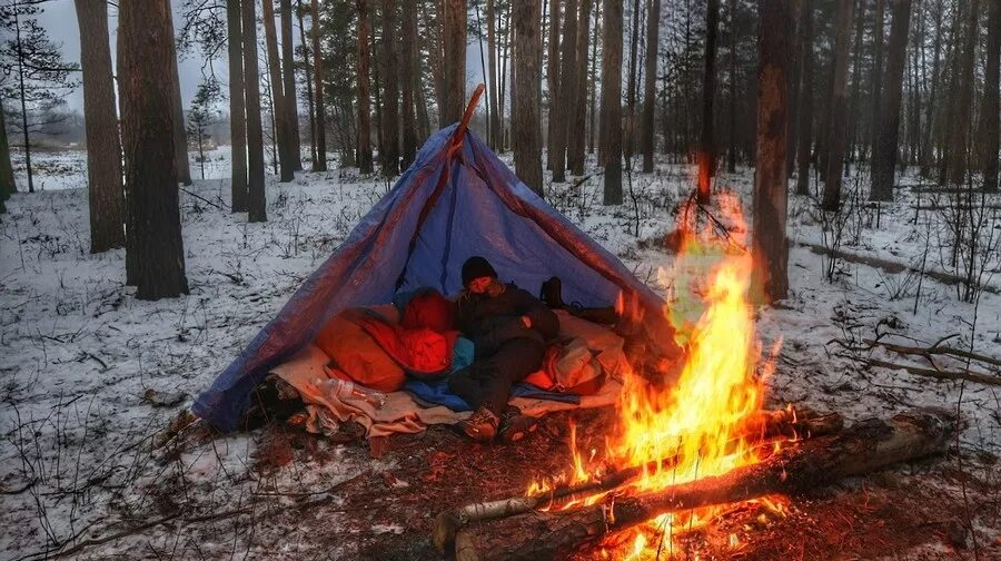 Ужасный поход. Ночёвка зимой в лесу без палатки. Ночевка в зимнем лесу без палатки. Ночевка в зимнем лесу. Ночевка в лесу зимой.