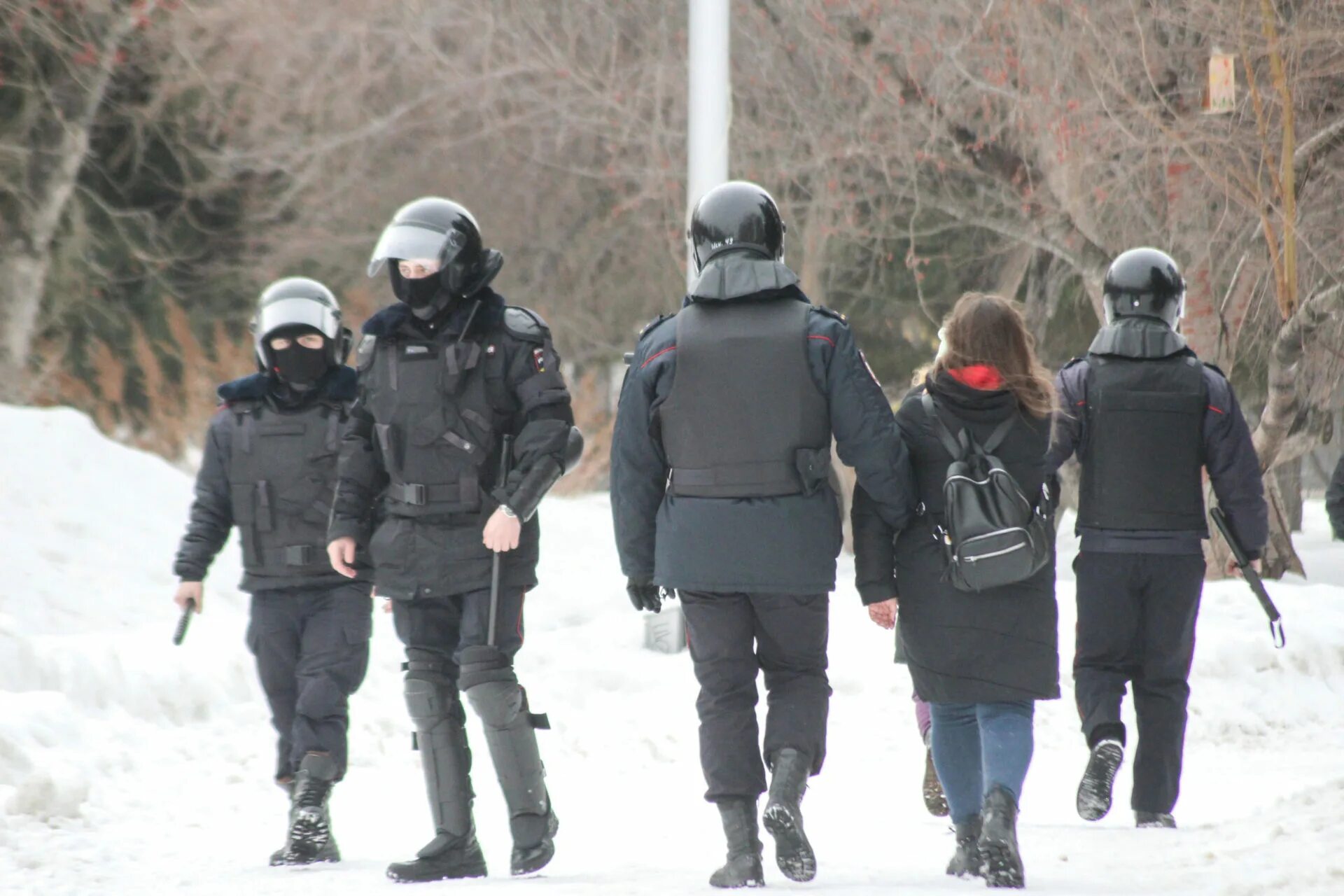 Группа задержания. Вологда задержанные на митинге. Задержали в пуховике подростка на митинге. Дискредитация наказание