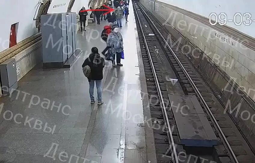 Парень толкнул девушку под поезд. Толкнул подростка под поезд в метро. Столкнули подростка в метрополитене. Девушки в метро.