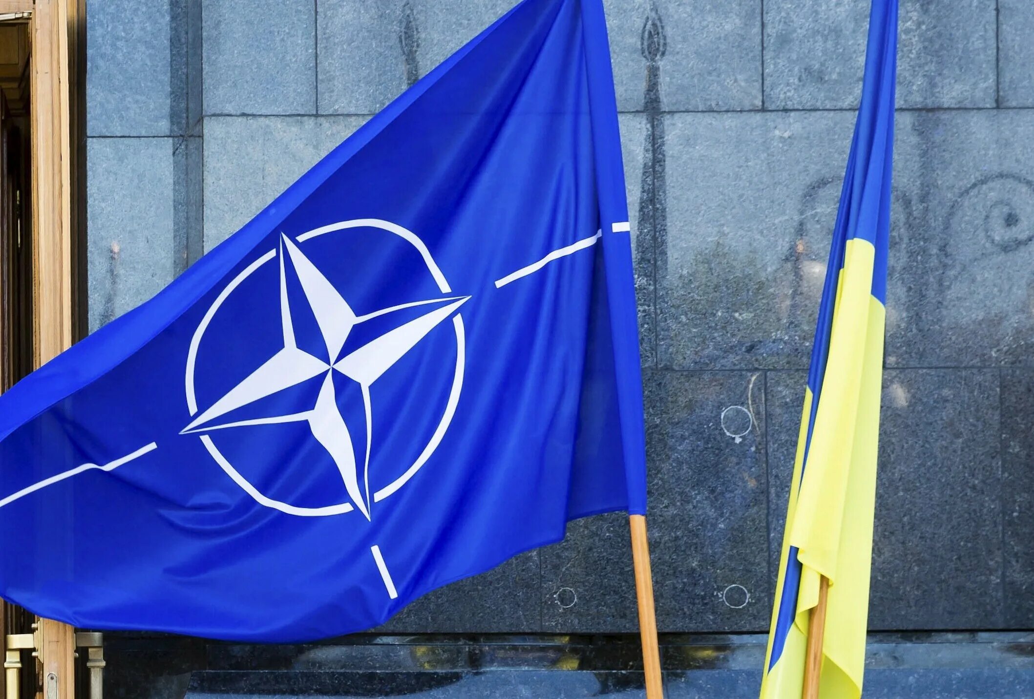 Флаг Украины и НАТО. Украина НАТО. США НАТО Украина флаги. Украина РФ НАТО флаг.