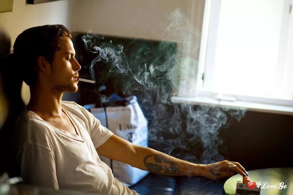 Человек с сигаретой. Сижу на кухне курю в темноте. Одинокий человек в баре. Девушка курит на балконе. Девушка с сигаретой.